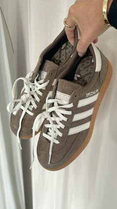 #shoes #adidas #adidasshoeswomen #adidascampus #adidas_sneakers #adidassambas #shoesaddict #shoesoftheday #shoestagram #shoeslover #shoegaze #shoessneakersadidas #brownshoes #brownaesthetics #spezial #adidasspezials #adidasshoeswomen Adidas Brown Shoes, Brown Spezial Adidas, Adidas Spezial Brown, Summer Sneakers 2024, Adidas Samba Brown, Spezial Adidas