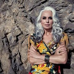 Yasmina Rossi, Going Gray Gracefully, Silver Haired Beauties, Grey Hair Inspiration, Beautiful Gray Hair, Grandma Fashion, Long Gray Hair, Ageless Style, Going Gray