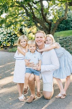 Family Photos With 2 Children, Family With 3 Kids Photoshoot, Dad And 3 Kids Photoshoot, Mom And Dad Photoshoot Poses, 3 Kids Photoshoot Ideas, Dad And Kids Photoshoot, Family Of Three Pictures, Kid Picture Poses, Six Month Old Baby