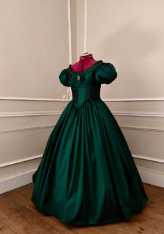 victorian Green Ball Gown Civil war Southern Belle dress Gown medieval queen princess evening dress Green Victorian Dress, Victorian Evening Gown, Royal Aesthetics, Little Women Costumes, 1880 Dress, Historic Dresses, Medieval Queen, Victorian Ball, Southern Belle Dress