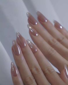 Boost your style with chic chrome nails in natural shades. Explore the top trends that will truly make you stand out! Chrome Fall Nails, Chrome Nail Colors, Pink Stiletto Nails, Chrome Designs, Acrylic Nails Stiletto, Almond Press On Nails, Fake Nails Designs, Nagel Tips, Nails Set