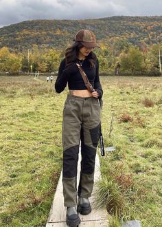 Treking Outfit For Women, Treking Clothes For Women, Long Sleeve Hiking Outfit, Casual Nature Outfits, Treking Aesthetic Outfit, Camping Women Outfits, Trecking Outfits Aesthetic, Gorpcore Summer Outfit Women, Mountain Fits Summer