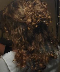 Curly Hairstyles Light Brown, Brown Curls Aesthetic, Curly Brown Hairstyles, Brown Curly Hair Aesthetic, Curly Brown Hair Aesthetic, Brown Curly Hair Styles, Pretty Curly Hair, Curly Hair Prom, 3a Hair