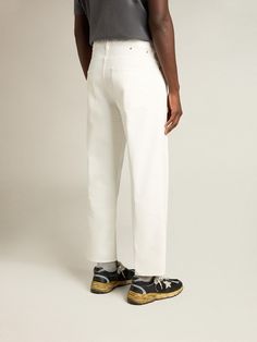 A unique, timeless collection that encapsulates the Golden Goose DNA, designed to remain with you every day, through thick and thin, come rain or shine. These loose-fit, wide-leg white pants are inspired by the skateboarding world and feature a stonewashed treatment that makes every garment unique. White Denim Pants, The Golden Goose, White Jeans Men, Mens Slacks, Lace Socks, Rain Or Shine, White Pants, Golden Goose, White Denim