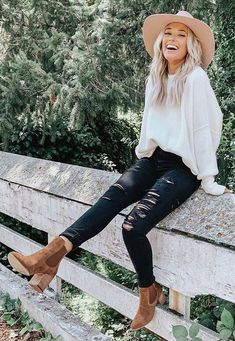 Solid Outfits For Women, Fall Clothes For Women Sweaters & Cardigans, Fall Winter Date Night Outfits, October Photoshoot Outfits, Fall 2033 Fashion Trends, Fall Outfits Heel Boots, Grundy Outfits Plus Size, Causal Rocker Outfit, Fall Outfits Women For Photoshoot