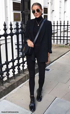 @pilatejosephine All Black Outfits For Women, Frida Style, Black And White Outfit, Toni Garrn, Meryl Streep, Slouchy Beanie, Winter Trends