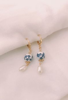 Freshwater Pearl Earrings Wedding, Simple Indian Jewellery Gold, Delicate Wedding Earrings, European Earrings, Earing Inspiration, Opalite Earrings, Small Hoop Earrings Gold, Cute Jewelry Earrings, Piercings Earrings