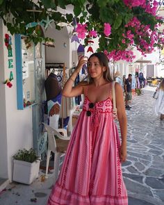 💖🌸💖🌸 Passion promenade dans les ruelles 🇬🇷 Robe achetée chez #zara Sac acheté chez #primark Sandales offertes par #kiabi Pince achetée sur… | Instagram Spain Outfit Inspiration, South Of France Dress, Cute Outfits Travel, South Italy Aesthetic Clothes, Hot Travel Outfits, Brunch Outfit Simple, Colorful Flowy Outfits, Anthropologie Summer Outfits, Summer Outfits South Of France