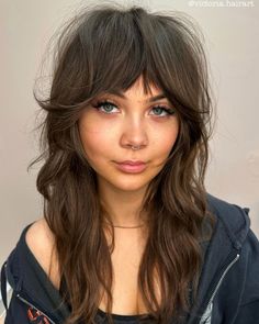 The Effortlessly Cool ’70s Long Shag Haircut Is Making A Comeback In 2024 70s Shag With Curtain Bangs, Rocker Shag Haircut, Shag Without Bangs, Long Textured Haircut, Shag With Curtain Bangs, Textured Haircuts, 70s Shag, Long Textured Hair, 2024 Haircuts