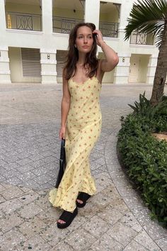 Trendy Summer Fits, White Vintage Dress, Maxi Sundress, Fishtail Dress, Dress Slim, Fashion Design Dress, Sunny Yellow, High Waisted Shorts Denim, Chic Sundress