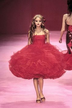 devon aoki for betsey johnson 1999 Ball Gowns Big, Betsey Johnson Runway, Devon Aoki, 90s Runway Fashion, Tulle Maxi Dress, Tulle Ball Gown, Runway Dresses, Glam Dresses, Runway Models