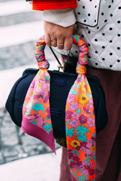 Street Style 2018, Moda Paris, Jewelry Fashion Trends, Best Street Style, Fashion Details, Scarf Styles