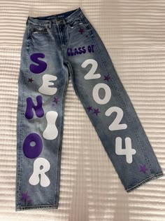 Senior Bibs High School, Jeans For Senior Year, Senior Class Of 2025 Pants, School Spirt Pants Ideas, Painted Hoco Overalls, Class Of 2024 Jeans, School Spirit Pants Diy