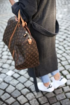 Louis Vuitton Street Style, Luxury Coat, Sac Louis Vuitton, Keepall 45, Outfit Sneakers, Louis Vuitton Keepall, Coat Vintage, Lv Handbags, Handbag Outlet