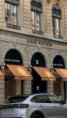 Louis Vuitton Aesthetic, Minimalist Wallpaper Phone, Louie Vuitton, Army Humor, Louis Vuitton Store, Vision Board Inspiration, Rich Lifestyle, Luxury Lifestyle Dreams, Luxury Aesthetic