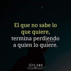 a person standing in front of a dark sky with the words, el que no sabe lo que que querere