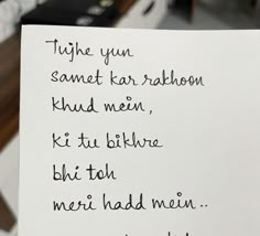 a hand holding up a piece of paper with writing on it that says, tujhe you sangnet kar rahboon khud mein