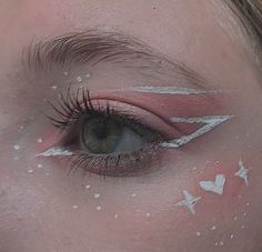 White Makeup Looks Aesthetic, Eye Makeup Ideas White Eyeliner, White Fairy Eyeliner, White Eyeliner Makeup Aesthetic, Subtle Graphic Liner, White Liner Looks, Cool Make Up, Cute Graphic Liner, White Makeup Ideas