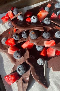 chocolate bark recipes healthy dark chocolate dairy free desserts vegan gluten free fresh berries summer dessert idea Dark Chocolate Fruit And Nut Bark, Yogurt Bark Recipe, Healthy Summer Snacks, Healthy Dark Chocolate, Chocolate Yogurt, Yogurt Bark, Chocolate Fruit