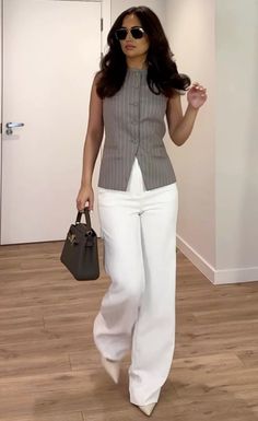 Whote pants with a grey sleevless =👩🏼‍🍳💋 Internship Outfit, Preppy Mode, Cute Professional Outfits, Outfits Simple, Simple Outfits For School, Outfits Preppy, Outfits For School, Corporate Attire, Look Formal