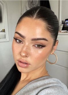 White Bottom Eyeliner Makeup, Natural Makeup Looks Pictures, Natural Glam Makeup Brown Eyes Prom, Lash Extensions Makeup Look, Prom Glowy Makeup, Makeup For Upside Down Triangle, Glowy Clean Girl Makeup, Clean Girl Prom Makeup, Natural Clean Girl Makeup