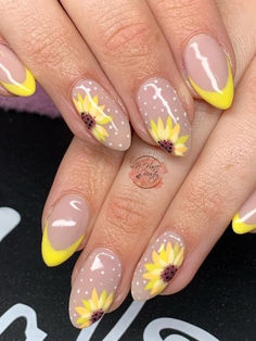 sunflower nails: yellow French tips with dots Cute Sunflower Nails, Summer Yellow Nails, Nail Art Fleur, Smart Nails, Sunflower Nail Art, Cute Sunflower, Cute Simple Nails