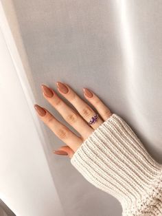 Fall Nails Single Color, Nail Polish Autumn, Nail Autumn Ideas, Simple Fall Nails Autumn Almond, Autumn Classy Nails, Nail Ideas Short Natural, Maple Glazed Nails, Cognac Nails, Minimalist Thanksgiving Nails