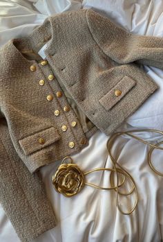 Chanel Style Jacket, Jacket Outfit Women, Mode Zara, Chanel Jacket, Fashion Top Outfits, Fashion Mistakes, Instagram Art