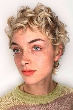 Feminine Pixie Cuts, Curly Pixie Haircuts, Color Rubio, Curly Pixie Cuts, Short Curly Haircuts, Corte De Cabelo Masculino, Curly Hair With Bangs