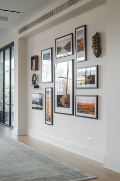 Photo Wall Collage Photo Gallery Wall Layout Sizes, Wall Collage Ideas Aesthetic, Photo Wall Collage Ideas Layout, Photo Gallery Wall Living Room, Collage Ideas Aesthetic, Wall Collage Living Room, Photo Wall Collage Living Room, Creative Photo Wall, Collage Living Room