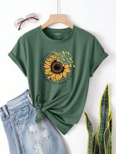 Camiseta gráfica com girassol e slogan "YOU CAN BE WHERE ANYONE CAN BE KIND" Verde Casual  Manga Curta Tecido Floral,Slogan  Elasticidade Baixa Verão Women Clothing, size features are:Bust: ,Length: ,Sleeve Length: Flower Clothes, Top Summer Outfits, Cute Dress Outfits, Practice Outfits, Women Tshirt, Floral Butterfly, Minions Funny, Fabric Floral, Shirts Women