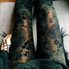 Mundo Hippie, Velvet Bell Bottoms, Looks Style, Mode Inspiration, Street Styles, Look Fashion, Gq, Black Lace