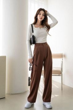 This brown zipper fly solid tailored pant is cool and stylish. Great to pair with T shirt, blouse, and all kinds of shoes,play a nice look. #pant #tailored Autumn Outfits Vintage, Brown Tailored Pants, Brown Trousers Outfit Women, Winter Travel Capsule Wardrobe, Tailored Pants Outfit, Tailored Pants Women, Women Suit Pants, Pant Outfits For Women