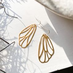 A beautiful pair of butterfly wing earrings.  The shiny outlines and natural elements create a light and airy look. The open design allows light to pass through. Simple and effortless. Makes a statement on their own! Simple gold design matches everything  Simple and modern Moon Jewellery, Butterfly Wing Earrings, Gem Earrings, Butterfly Wing, Wing Earrings, Moon Jewelry, Open Design, Gold Butterfly, Natural Elements