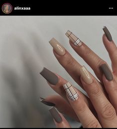 Burberry Nails Brown, November Square Nails, Thanksgiving Nail Ideas Simple, November Nails Simple, Dark Fall Nails Designs, November Nails Acrylic, Nails And Outfits, Matte Brown Nails