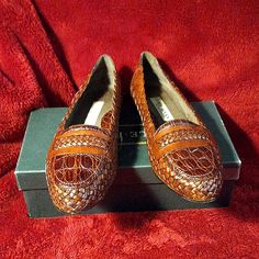 Beautiful Woven Leather Loafer With Alligator Inset And Leather Woven Braid Accent. It Has Light Wear.. The Size Is 9.5 B. Formal Woven Leather Flats With Round Toe, Leather Wingtip Moccasins, Leather Almond Toe Loafers With Crocodile Pattern, Elegant Leather Moccasins With Crocodile Pattern, Elegant Moccasins With Crocodile Pattern And Round Toe, Leather Pointed Toe Loafers With Crocodile Pattern, Woven Leather Loafers With Almond Toe, Leather Loafers With Crocodile Pattern And Pointed Toe, Woven Leather Loafers