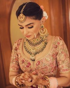 A bride with perfect jewellery, from a bridal necklace to an elegant earring to a mesmerising maang tikka, pairs with beautiful bangels. This bride is flawless in her bridal accessories. #bridaljewellery #indianbride #indianwedding #bridalnecklace #dulhanset #bridalaccessories #bridalaccesories #jewellerylover #indianjewellery #earring #bridalearring #kundanjewellery #earringlovers #bookeventzwedding #bookeventz BookEventz avatar link BookEventz Indian Wedding Makeup, Bridal Makeup Images, Beautiful Bridal Jewelry, Bridal Necklace Designs, Wearing Jewelry, Bridal Jewellery Design, Bridal Outfit, Braut Make-up, Bridal Fashion Jewelry