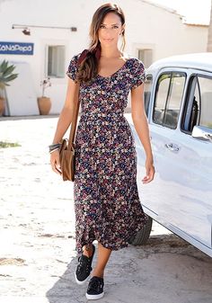 Keep it casual in this floral maxi dress. Fall Floral Dress, Flowy Midi Dress, Floral Print Maxi Dress, Floral Print Maxi, Women's Wear, Types Of Dresses, Floral Midi Dress, Floral Maxi, Womens Midi Dresses