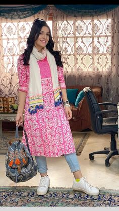 Indian Women Dress Style, Kurta Styling Ideas For Women, Stylish Long Kurti With Jeans, Kurta Outfits For College, Jeans With Kurta Style, Casual Kurtis For College, Jeans With Kurti, Office Outfits Women Indian, Jeans Kurti Style