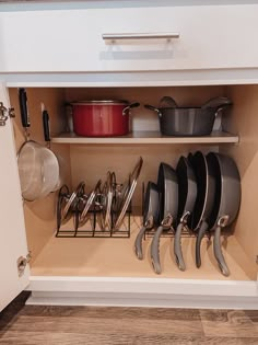 Pots and pans with lids on rack Kitchen Organization Top Cabinet, Small Kitchen Organizer Ideas, Kitchen Organization Inspiration, Racks For Kitchen Cabinets, Kitchen Organization Must Haves, Organized Kitchen Aesthetic, Kitchen Idea For Apartment, Apartment Kitchen Set Up