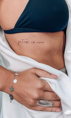 Tatuagem de frase na costela: 50 fotos para você tatuar agora mesmo Tattoo Minimalista Feminina, Tatooo Delicadas, Tattoo Frases, Tattoo Main, Ems Tattoos, Tattoo Now, Delicate Tattoo, E Tattoo