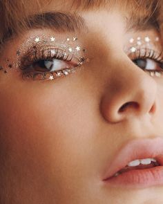 Coachella Make-up, Carnaval Make-up, Coachella Makeup, Festival Makeup Glitter, Festival Glitter, Subtle Makeup, Smink Inspiration, Youtube Makeup, Makeup Hacks