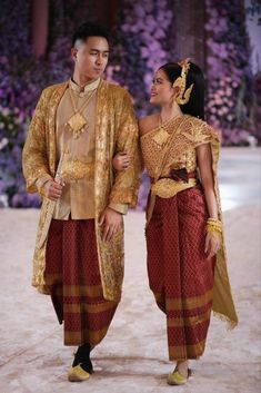 🇹🇭 Thai apparel 🇹🇭  Thai national attire in the form of a wedding dress was luxurious ⚜️ Naga Female, Cambodia Clothes, Cambodian Traditional Clothing, Khmer People, Ethereal Dresses