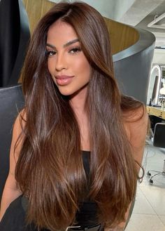 Morena Color Hair, Hair Color For Dark Skin Latinas, One Shade Hair Color, Brown Hair With Auburn Undertones, Maple Brown Hair On Brown Skin, Brown Hair Colors On Brown Skin, Hair Color Ideas Tan Skin, Long Honey Brown Hair, Warm Chestnut Hair