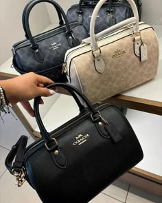 High End Handbags, Brand Handbags, Purse Styles, 2024 Vision, Branded Handbags, Cute Bags, Room Designs, Ear Jewelry, Fashion Ideas