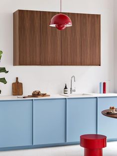 Une cuisine Iceberg et Noyer ultra contemporaine  I Plum Living Plum Living, Dark Grey Living Room, Grey Walls Living Room, Light Blue Kitchens, Dark Wood Kitchens, Dark Grey Kitchen, Walnut Kitchen, Kitchen Planner, Blue Kitchen Cabinets