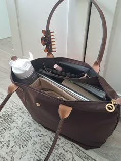 Longchamp Bag Outfit, Long Champ Bag, Studera Motivation, School Bag Essentials, Inside My Bag, Longchamp Bag