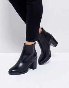 Botines de tacón en negro Lorena de RAID Black Boots Ankle, Black Heeled Ankle Boots, Dr Shoes, Asos Shoes, Studded Boots, Pointed Toe Heels, Boots Ankle, Looks Style, Black Leather Boots