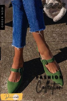 Pointed Toe Buckled Chunky Heels Design Moda, Chunky Heel Pumps, Designer Pumps, Lace Lingerie Set, Modieuze Outfits, Pointed Toe Heels, Green Shoes, Suede Shoes, Mens Casual Shoes