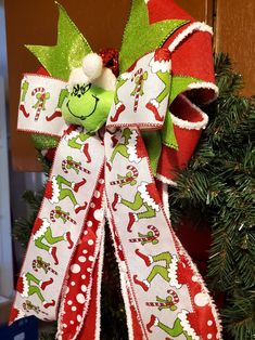 a christmas wreath with the grinch on it